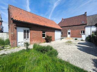 Goedgelegen te renoveren woning met 3 slaapkamers, bijgebouw en GROTE TUIN. INDELING: inkomhal, ruime leefruimte met OPEN HAARD, keuken, apart...