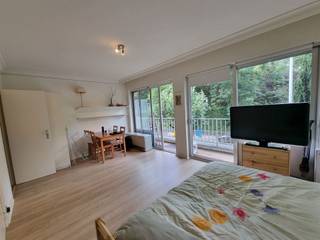 UCCLE – Montjoie neighborhood, near Bois de la Cambre, studio apartment with terrace. Comprising: Entrance hall, living room of ±18m² with terrace, bathroom, and kitchen (stove, range hood, refrigerator, freezer, microwave, washing machine). Provision for utilities: €90 (cold water, common areas). Available on 03/01/2026. EPC: F - Measurements given for information purposes only.y.