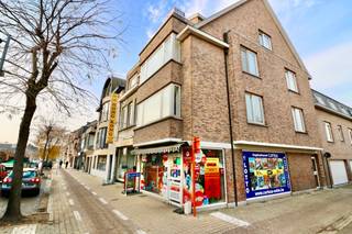 Dit mooie appartement met terras is gelegen op wandelafstand van winkels, openbaar vervoer én scholen.
De indeling is als volgt: Inkom met vestiaire en gastentoilet.
Gezellige woonkamer met ingerichte open keuken. Via de woonkamer heeft u toegang tot het terras.
Op de bovenste verdieping komt u terecht in een grote slaapkamer met ruime badkamer.
Er is een privatieve kelderberging voorzien.
Wil u graag betaalbaar wonen, op een boogscheut van winkels, scholen, openbaar vervoer EN bovendien kunnen genieten van een groot terras?
Maak dan online uw afspraak op www.vastgoedunicum.be of stuur een e-mail naar verhuur@vastgoedunicum.be.