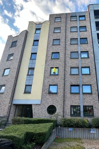 Genk, Jan Habexlaan 7 bus 22: Ruim en degelijk appartement appartement met 2 slaapkamers, ondergrondse autostaanplaats en zuidgericht terras.<br /><br />Het appartement is gelegen op de 2de verdieping, goed onderhouden en instapklaar.<br /><br />De bewoonbare oppervlakte bedraagt 120m² en het appartement is als volgt ingedeeld:
<ul>
	<li>Ruime inkomhal</li>
	<li>Gezellige woonkamer met parketvloer (oppervlakte: 42,90m²)</li>
	<li>Berging / wasplaats</li>
	<li>Ingerichte keuken met ingebouwde toestellen (kookplaat, dampkap, vaatwasmachine, combi-oven, koelkast en kleine diepvries)</li>
	<li>Badkamer met een ligbad, douche en een badkamermeubel</li>
	<li>Apart toilet</li>
	<li>Twee ruime slaapkamers (opp.: 14,70m² en 10,80m²)</li>
</ul>
<br />Bij het appartement hoort één ondergrondse autostaanplaats en een zuidgericht terras (opp: ± 10m²)<br /><br />Dit appartement is beschikbaar vanaf 01/12/2026 en plaatsbezoeken kunnen ingepland worden na afspraak via ons kantoor.<br /><br />Contacteer ons via info@jurimex.be of 089 30 87 00