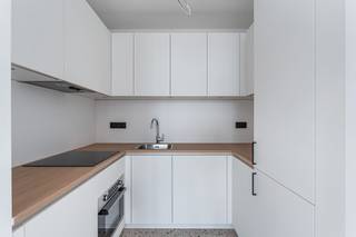 Dit appartement onderging een totaalrenovatie! Het bestaande gebouw werd teruggebracht tot op zijn ruwbouw en werd volledig afgewerkt met kwalitatieve en hoogstaande materialen, met smaak en oog voor detail! De hoge plafonds zorgen voor een enorm ruimtelijk gevoel!<br /><br />Bestaande uit een lichtrijke leefruimte met een plafondhoogte van 4m, een volledig uitgeruste keuken, een hal met een apart toilet, een slaapkamer met aansluitend een terras en een badkamer. Het appartement beschikt over een extra bergruimte in de gang en een ruime kelder in de ondergrond.<br /><br />Eerste bewoning! Verkoop onder registratierechten! EPC B-label! Elektriciteit conform! Asbestveilig! Niet-overstromingsgevoelig!<br /><br />Indien u dit uitzonderlijke appartement graag bezoekt dan kan u mij steeds bereiken via arnaut@immojanstas.be of 0495292080.<br /><br />Bijkomende info (EPC, bodemattest, elektriciteitsattest, enz...) kan U hier downloaden ↓
