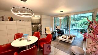 Op zoek naar een modern en energiezuinig appartement met alle hedendaagse comfort? Dan is dit prachtige gelijkvloerse appartement in residentie Park View zeker een bezoek waard.<br /><br />Het appartement verwelkomt u via een ruime inkomhal en biedt een lichtrijke leefruimte met grote raampartijen en een open, volledig ingerichte keuken. Aansluitend bevindt zich een praktische en ruime berging.<br /><br />Verder beschikt het appartement over twee volwaardige slaapkamers, een stijlvolle badkamer met inloopdouche en een apart gastentoilet.<br /><br />Via de leefruimte bereikt u het aangename terras met privatief groenperk waar u in alle rust kunt genieten.<br /><br />Extra troeven zijn de<strong> privatieve kelderberging</strong> én een <strong>privatieve garage </strong>die inbegrepen is in de huurprijs.<br /><br /><u>Uitstekende ligging</u><br />Residentie Park View is rustig gelegen aan de Ommegangstraat in Deinze, op wandel- en fietsafstand van het stadscentrum. Winkels, supermarkten, scholen, horeca en openbaar vervoer bevinden zich in de onmiddellijke omgeving. Ook het station van Deinze en de belangrijkste invalswegen zijn vlot bereikbaar, waardoor dit appartement een ideale uitvalsbasis vormt.<br /><br />Huurprijs te vermeerderen met 100 EUR gemeenschappelijke kosten per maand.<br /><br />Beschikbaar vanaf 01/10/2026.<br /><br /><em>Een aantal foto's werd via AI geoptimaliseerd.</em><br /><br /><u><strong>Bezoeken?</strong></u><br />U kunt dit eenvoudig zelf inplannen via de afsprakenlink op onze website voor het bezoekmoment van maandag 13 juli.