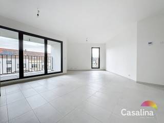 <p>Casalina Real Estate biedt u een nieuwbouw te huur aan - Résidence Hanriot - appartement op de 2e verdieping van 74m² met een terras van 5m².<br /><br />In een modern gebouw nabij het openbaar vervoer. Bestaat uit een inkomhal met toilet en vestiaire, ruime woonkamer met volledig uitgeruste keuken, terras op het zuidwesten, slaapkamer met een doucheruimte. Voordelen: appartement met terras - tuin / gemeenschappelijke ontspannings- en recreatieruimtes / biologische moestuin - warmtepomp - mechanisch ventilatiesysteem type D. Een parkeerplaats en een kelder voor €100/maand. Gemeenschappelijke kosten: €100/maand. <br /><br /><span>De vermelde gegevens en oppervlakten worden louter ter indicatie meegedeeld en vormen geen contractuele verbintenis.</span><br /><br /><span>Voor meer informatie kan u ons telefonisch bereiken op 02 705 11 10. Voor het plannen van een bezoek kan u ons een e-mail sturen via info@casalina.be of terecht op onze website www.casalina.be</span><br /><br /><span>Aarzel niet om ons te contacteren voor meer informatie over onze voorwaarden voor een zorgeloos verhuurbeheer van uw eigendom.</span></p>