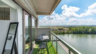 Leuk appartement met een schitterend uitzicht over Heist en hinterland. Aan de zonnekant een groot zonneterras met prachtige zichten op het meer. Uitstekende locatie vlakbij het strand van Heist en Duinbergen.<br /> <br />De studio werd netjes vernieuwd en elke ruimte werd optimaal benut, zodat u zorgeloos kunt verblijven aan de zee. Verder bent u zeker van een gunstig energielabel en een blanco elektriciteitskeuring.<br /><br />Indeling: Inkomhal met vestiaire, gezellige leefruimte met toegang tot een breed zonneterras met een perfecte zuidwest-oriëntatie, een ingerichte open keuken, een badkamer met douche en toilet en een aparte slaapruimte met een heerlijk uitzicht om te ontwaken. <br />Verder beschikt de studio nog over een extra ruimte (op vandaag ingericht met een stapelbed) en een praktische berging voor kleren, poetsgerief, etc. ...<br /><br />Op het domein zelf kunt u gebruik maken van een binnenzwembad en een leuk een stukje privé strand aan de prachtige waterplas.<br /> <br />Bezoeken of meer informatie? <br />Contacteer Sacha Vanrafelghem op GSM 0487/43.79.10