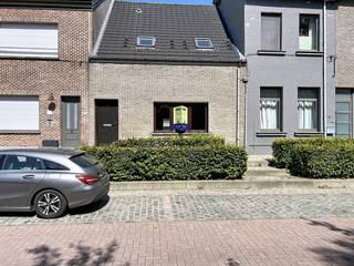 Huurprijs: €1.300/maand<br />Beschikbaar vanaf: 01/09/2026<br /><br />Op zoek naar een gezellige, instapklare woning op een rustige en mooie locatie? Deze woning met 3 slaapkamers, een ruime leefruimte, een nieuwe open keuken, terras en tuin is gelegen in een rustige straat, vlak bij de dijk en het water. Een ideale ligging voor wie graag geniet van rust, natuur en mooie wandelingen.<br /><br />Een extra troef zijn de 2 privatieve parkeerplaatsen, die inbegrepen zijn in de huurprijs.<br /><br />Indeling<br /><br />Bij het betreden van de woning komt u terecht in de inkomhal. Recht tegenover de inkomhal bevindt zich een afzonderlijk toilet.<br /><br />Via de inkomhal komt u vervolgens in de ruime en lichtrijke leefruimte met eetplaats. De woning beschikt over een nieuwe, volledig ingerichte open keuken, die mooi aansluit bij de leefruimte. Vanuit de keuken is er rechtstreeks toegang tot het ruime terras en de tuin, ideaal om buiten te genieten.<br /><br />Achter de keuken bevindt zich de traphal. Op het gelijkvloers is er daarnaast nog een extra praktische ruimte, ideaal als technische/bergruimte en geschikt voor het plaatsen van onder andere een wasmachine en droogkast.<br /><br />Op de eerste verdieping komen we in de nachthal. Deze verdieping beschikt over:<br /><br />3 slaapkamers<br />Een extra polyvalente ruimte, ideaal als dressing, hobbykamer, bureau of bergruimte<br />Een badkamer voorzien van toilet, douche en lavabo en een praktische opbergkast.<br /><br />Huurprijs: €1.300 per maand, inclusief 2 privatieve parkeerplaatsen.<br /><br />Interesse in deze woning? Neem gerust contact op voor meer informatie of een bezoek.<br />marte@mondovastgoed.be<br />Tel: +32 498 40 40 50
