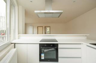 Gerenoveerd lichtrijk appartement op centrale ligging vlakbij winkels, openbaar vervoer, grote verbindingswegen,... Het appartement is afgewerkt...