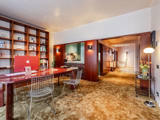 Op ideale locatie, in de buurt van de winkels van het Sint-Pietersplein en het groene Brugmannpark, biedt dit appartement met twee slaapkamers een tijdloze sfeer. Het appartement is met zorg voor detail herontworpen door architect Maxime de Campenaere, die de historische elementen heeft benadrukt en tegelijkertijd de tijdloze esthetiek van de jaren 70 heeft beklemtoond.<br /><br />Het appartement vormt een perfecte harmonie tussen oud en modern en bestaat uit een inkomhal die toegang geeft tot de ontvangstruimtes rond een prachtige open haard in messing, die een zachte en verfijnde sfeer creëert. In de keuken zorgt het Forest Green marmeren werkblad voor een natuurlijke elegantie en een luxueuze uitstraling, terwijl de edelhouten doorgeefluik is bedoeld als overgangselement tussen de keuken en de eetkamer. Het slaapgedeelte bestaat uit twee comfortabele slaapkamers en een badkamer met natuurlijke tinten. Een afgesloten garage en een buitenparkeerplaats maken dit geheel compleet.<br /><br />Overige: gepantserde deur, individuele condensatieketel (gas), kelder, gedeeld terras op de bovenste verdieping van het gebouw.<br /><br />De wijk Brugmann staat bekend om zijn levenskwaliteit. Het is een rustige en groene wijk, omringd door winkels en restaurants, met gerenommeerde scholen. Gemakkelijke en snelle toegang tot het openbaar vervoer.<br /><br />Voor meer informatie kunt u contact opnemen met Bertrand de Moffarts op +32 (0) 475 944.508.