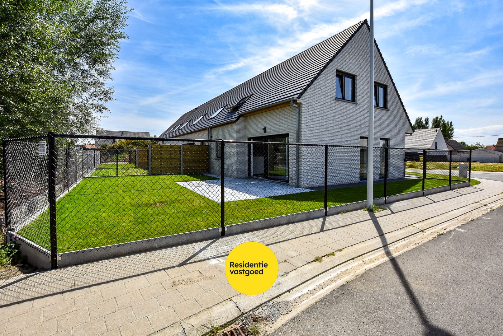Ruime energiezuinige recente halfopen bebouwing (2024) met inpandige garage op 258m² gelegen te Houthulst. - foto 3