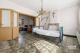 Bent u op zoek naar een eigendom met tal van mogelijkheden? Dan is deze unieke aanbieding in Langemark beslist een bezoek waard.<br /><br />Op het perceel (2437m²), bevindt zich een te renoveren woning met een bebouwde oppervlakte van 150 m². Deze woning vormt de ideale basis voor wie een eigen thuis wil creëren en volledig naar eigen smaak en hedendaagse normen wil renoveren.<br /><br />Daarnaast beschikt het eigendom over twee ruime loodsen, die tal van mogelijkheden bieden voor opslag, een zelfstandige activiteit, hobby's of het stallen van voertuigen en materieel:<br />- Loods van 160 m²<br />- Loods van 90 m²<br /><br />Een bijzonder grote troef zijn de twee loten grond die deze eigendom ook uitermate interessant maken als investering of projectontwikkeling (onder voorbehoud van de geldende stedenbouwkundige voorschriften).<br /><br />Gelegen in Langemark geniet u van een rustige omgeving met een vlotte bereikbaarheid en een goede verbinding naar de omliggende gemeenten.<br /><br />Een eigendom met zoveel potentieel en uitbreidingsmogelijkheden is een zeldzame opportuniteit. Contacteer ons vandaag nog voor meer informatie of een bezichtiging en ontdek zelf de vele mogelijkheden die deze eigendom te bieden heeft.