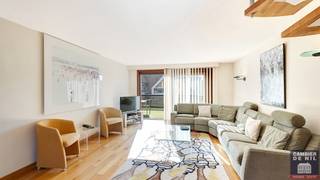 Ruim duplexdakappartement met 10 meter gevelbreedte, uitzonderlijke zonneterrassen (ca. 90m²) en veel lichtinval op wandelafstand van de Zeedijk, vlakbij de Lippenslaan. <br /><br />Indeling: 5de V.: Inkom met vestiaire en gastentoilet. Lichtrijke woon- en eetkamer uitgevend op 2 zeer grote zonneterrassen (zuid-west ca. 55m² met zonneluifel en zuid-oost ca. 35m²). Aparte ingerichte keuken. 2 slaapkamers voor dubbel bed, waarvan één uitgeeft op het terras vooraan en één op het terras achteraan. Communicerende badkamer met dubbele lavabo ligbad en toilet. Berging. 6de V.:. ruime nachthal (met ingerichte zithoek) met apart toilet. 4 slaapkamers voor dubbel bed, waarvan één kamer ingericht als tv kamer. 2 aansluitende douchekamers en 1 aansluitende badkamer. Berging met aansl. wasmachine. <br /><br />Mogelijkheid tot aankoop van een garagebox op het gelijkvloers (rechtstreeks toegankelijk via straat) met parkeerplaats voor de garage ( 3m breed op 12,5m diep). <br /><br />EPC: 216 KWh/m²/jaar / UC: 20240904-0003360875-RES-1