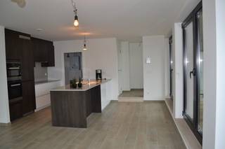 Dit appartement met een oppervlakte van +/- 130m² is gelegen in het centrum van Nijlen en omvat: inkomhal met gastentoilet, grote leefruimte met...
