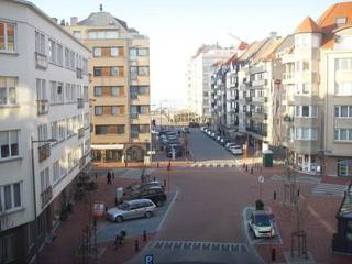 <p>Ruim ongemeubeld appartement (Zuidwest gericht) op een boogscheut van het Rubensplein. Het appartement bestaat uit een ruime woonkamer, een open keuken, toilet, bad- en douchekamer en 2 slaapkamers met toegang tot een ruim terras achteraan. Fietsenberging en kelder zijn aanwezig in het gebouw. Het kan op vennootschap gehuurd worden zonder meerprijs.<br /><br />💶 Huurprijs: 1.250€/maand <br />🏢 Syndickosten: 100€/maand <br />🚗 Optie garage: 150€/maand</p>