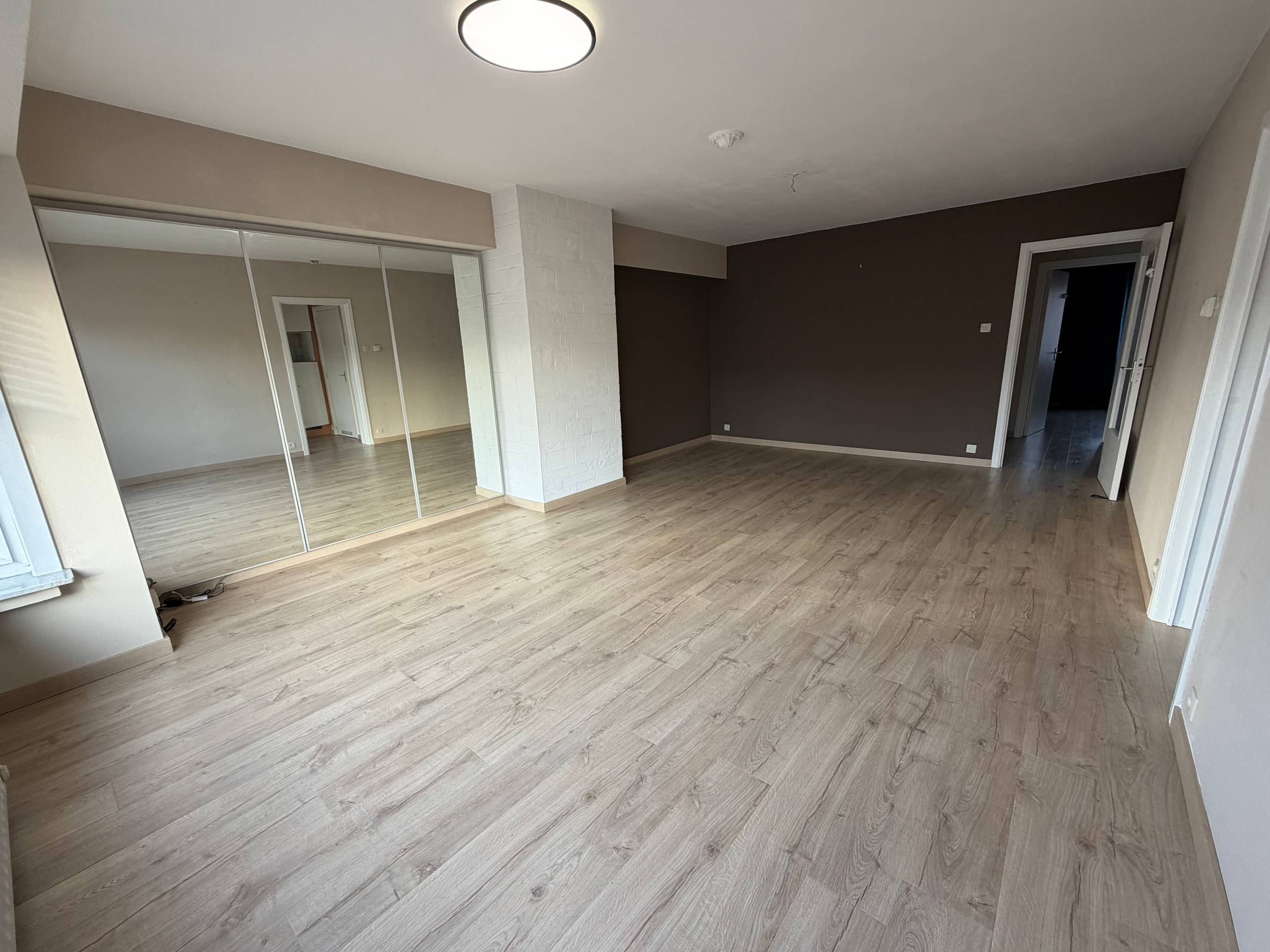 Appartement bien entretenu avec deux chambres situé dans un quartier résidentiel. Dans un immeuble avec ascenseur. - photo 5