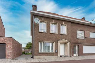 Deze ruime, instapklare woning is gelegen pal in het centrum van Stabroek. Winkels, scholen en het openbaar vervoer kan u allemaal terugvinden...