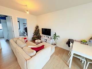 !!!  Gelieve een mail te sturen naar INFO@BRVASTGOED.BE met vermelding van Naam, GSM nummer en adres van het te bezoeken pand!!!  Beschikbaar vanaf 15/2/2026.  Recent en energiezuinig dakappartement, ideaal voor starters, met 1 slaapkamer en een bureel/dressing. De lichte leefruimte met open keuken is volledig uitgerust met vaatwasser, combi-oven, ijskast, spoelbak en aansluiting voor wasmachine, zodat je meteen comfortabel kunt wonen. Het appartement heeft een gunstig EPC-rapport, wat lagere energiekosten garandeert.<br />De eyecatcher van dit appartement is het ruime zonneterras, perfect om te genieten van het mooie vergezicht, zonnebaden of gezellig buiten te eten. Daarnaast is er een badkamer met douche en toilet, een ondergrondse berging en fietsenstalling.<br />De ligging is uitstekend: vlakbij Park Spoor Noord, winkels, grootwarenhuizen en openbaar vervoer, waardoor alles wat je nodig hebt binnen handbereik is.<br />Een knus en modern appartement met veel licht, buitenruimte, praktische indeling en energiezuinig comfort – perfect voor wie net start op de woonmarkt!  Kosten gemene delen €50 per maand.  Afzonderlijke meters voor de nutsvoorzieningen (water, gas en elektriciteit).