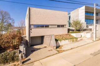 <p><strong>Prachtige recente woning te koop in Lubbeek – instapklaar met uniek uitzicht<br /></strong>Bent u op zoek naar een ruime, moderne en kwalitatief afgewerkte woning op een toplocatie? Dan is deze prachtige woning in Lubbeek precies wat u zoekt!<br />Deze recente woning (bouwjaar 2018), gelegen op een perceel van 7a5ca, combineert comfort, ruimte en een schitterend uitzicht achteraan.</p>
<p><strong>Indeling:<br /></strong><strong>Gelijkvloers:</strong></p>
<ul>
<li>Stijlvolle inkomhal met apart gastentoilet en ingebouwde vestiaire</li>
<li>Grote garage</li>
<li>Praktische voorraadkelder</li>
<li>Extra parkeerplaats voor de deur</li>
</ul>
<p><strong>Eerste verdieping:</strong></p>
<ul>
<li>Zeer lichtrijke en ruime living met mooie parketvloer</li>
<li>Moderne open keuken met kookeiland, volledig ingericht</li>
<li>Aansluitend bureelruimte – ideaal voor thuiswerk of kan dienen als eetkamer</li>
<li>Afgesloten berging</li>
<li>Apart toilet</li>
<li>Groot terras met megategels, bereikbaar via schuifraam</li>
<li>Prachtig open zicht achteraan</li>
</ul>
<p><strong>Tweede verdieping:</strong></p>
<ul>
<li>Nachthal</li>
<li>4 x slaapkamers, voorzien van ingebouwde kasten</li>
<li>Panoramisch uitzicht over Lubbeek vanuit de grote slaapkamer!</li>
<li>Ruime badkamer</li>
<li>Wasplaats</li>
</ul>
<p><strong>Buiten:</strong></p>
<ul>
<li>Volledig aangelegde tuin rondom de woning (olijfboom &amp; braambessen,...)</li>
<li>Gezellig terras</li>
<li>Aparte zone voor moestuin</li>
<li>waterrecuperatie 5000 liter</li>
<li>Er zijn 20x zonnepanelen</li>
</ul>
<p><strong>Extra:</strong></p>
<ul>
<li>Audiobekabeling</li>
<li>voorzieningen elektrische luifels</li>
<li>ventilatie C</li>
<li>alarminstallatie</li>
</ul>
<br />
<p>Deze woning is <strong>instapklaar</strong>, energiezuinig en afgewerkt met kwalitatieve materialen. De combinatie van ruimte, lichtinval en het unieke uitzicht maakt dit een echte topper in zijn segment.</p>
<p>📍 <strong>Topligging in Lubbeek</strong>, rustig gelegen en toch vlot bereikbaar. Vlakbij Kalvariebos!</p>
<p><strong>Interesse?</strong> Neem snel contact op en ontdek zelf de charme van deze uitzonderlijke woning!</p>