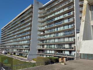 <strong>Gemeubelde studio in multi-eigendom met zicht over het meer op de 8e verdieping in de residentie Laguna Beach te koop.</strong><br /><strong><u>Periode</u>: STUDIO: 03/9-02/10 + PARKING: 03/9 - 17/9 + PARKING: 18/9 - 2/10</strong><br /><br />Indeling: inkomhall, woonkamer met eet- zit- en slaaphoek, keuken, toilet, terras met open zicht over het meer over de volledige breedte van het appartement. Het privé-strand, het overdekt zwembad met douches, de autostaanplaats en het wandelpad rondom het meer maken het verhaal af. De zee en het strand op wandelafstand. De residentie is aangepast aan mindervaliden en er is ook een conciërge. Het alternatief op vakantieverhuur en goedkoper dan ieder jaar een vakantieverblijf te moeten huren. <br />Bel ons vrijblijvend voor meer info aangaande prijs en voorwaarden en/of een bezoek!<br /><br /><strong>Interesse in een langere periode ? Contacteer ons om eventuele combinatiemogelijkheden met andere multi-eigendommen te bespreken.</strong><br /><br /><span><strong>Tekoopstelling onder voorwaarden; Zie www.more.be, "bijlagen" en onder voorbehoud van beschikbaarheid.</strong></span>