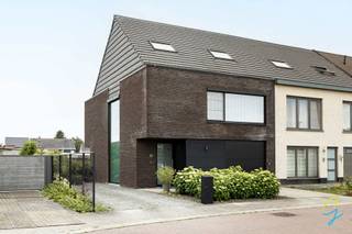 Te koop te Zele!<br />Gelegen op een rustige locatie in de gegeerde Smeiersberg te Zele, bevindt zich deze ruime en lichtrijke woning die comfort, functionaliteit en een aangename woonomgeving perfect combineert.<br />Via de inkomhal, voorzien van een apart gastentoilet, betreedt u de woning. Vervolgens komt u terecht in de royale leefruimte met open, volledig geïnstalleerde keuken. Dankzij de grote raampartijen geniet u hier van een prachtig zicht op de fraai aangelegde tuin, waardoor binnen- en buitenleven naadloos in elkaar overvloeien. De open indeling en de overvloedige lichtinval creëren een aangename en warme sfeer.<br />Op de eerste verdieping bevindt zich een ruime zithoek die perfect kan dienen als extra leefruimte. Daarnaast is er een afzonderlijke bureauruimte aanwezig, ideaal voor thuiswerk of als hobbykamer. Verder beschikt deze verdieping over een tweede toilet, een ruime master bedroom met aansluitend een volledig uitgeruste en conforme badkamer, alsook een praktische berging/wasruimte.<br />De bovenste verdieping biedt tal van mogelijkheden. Momenteel is er een tweede badkamer met douche aanwezig, evenals een technische ruimte. Dankzij de royale oppervlakte kan deze verdieping eenvoudig worden ingedeeld in meerdere slaapkamers volgens de wensen en behoeften van de toekomstige eigenaar.<br />Ook op technisch vlak scoort deze woning uitstekend dankzij de aanwezigheid van zonnepanelen, wat bijdraagt aan een energiezuinig wooncomfort.<br />Buiten beschikt de woning over een ruime oprit met plaats voor meerdere voertuigen. Daarnaast is er een garage aanwezig, uitgerust met een automatische poort voor extra gebruiksgemak.<br />Deze eigendom vormt een unieke kans voor wie op zoek is naar ruimte, rust en comfort op een uitstekende locatie in Zele.<br />Interesse? Contacteer collega Bernhard 0476 022 089 - bernhard@cornelis-goeman.be