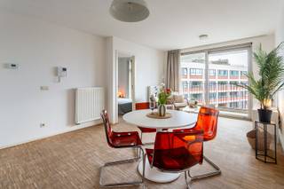 Energiezuinig appartement met zonnig terras<br /><br />Locatie<br />Dit aangename appartement ligt aan de recent vernieuwde IJzerlaan, in een van de meest levendige buurten van 2060 Antwerpen, waar groen, water en bereikbaarheid samenkomen. Met Park Spoor Noord vlakbij en het bruisende Eilandje op wandelafstand, geniet je hier van een ideale combinatie tussen rust en stadsleven. De ligging zorgt voor een uitstekende mobiliteit dankzij goede aansluitingen op het openbaar vervoer en vlotte toegang tot de belangrijkste invalswegen.<br /><br />Beschrijving<br />Het appartement maakt deel uit van het recente project “De Nieuwe Kade”, een energiezuinig nieuwbouwproject uit 2018. Hierdoor voldoet het aan de actuele energienormen (label A) en is het volledig toekomstbestendig.<br />Het appartement bevindt zich op de vierde verdieping en omvat: een inkomhal met praktische wasberging en een apart gastentoilet. De lichtrijke leefruimte met open, volledig uitgeruste keuken biedt veel kastruimte en alle nodige toestellen. Dankzij de zuidelijke oriëntatie en het open zicht baadt de leefruimte in natuurlijk licht en zon. Aansluitend bevindt zich het ruime terras, ideaal om tot rust te komen.<br />De slaapkamer grenst aan de badkamer en geeft eveneens uit op het terras.<br /><br />Bijzonderheden<br />- Energiezuinig<br />- Conforme elektriciteit<br />- Aparte meters voor water, gas en elektriciteit<br /><br />Verplichte vermeldingen<br />EPC: 82,62 kWh/m²<br />E-peil: 54<br />P-score: C<br />G-score: C<br />Stedenbouwkundige inlichtingen: Vg, Vv, Gmo, Wg, Vkr