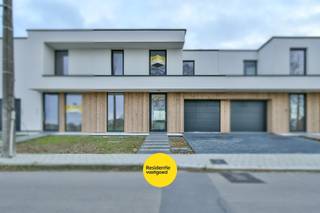 Welkom in deze prachtige en energiezuinige nieuwbouwwoning in Kortemark, waar hedendaags wooncomfort perfect samengaat met een rustgevend landelijk uitzicht. Deze woning is ideaal voor wie op zoek is naar ruimte, comfort en sereniteit, met scholen, winkels en andere noodzakelijke voorzieningen in de nabije omgeving.<br /><br />U wordt verwelkomd in een ruime inkomhal met gastentoilet. Van hieruit betreedt u de lichtrijke en aangename leefruimte met aansluitend een bureau, die dankzij de grote raampartijen geniet van een mooie natuurlijke lichtinval en een open zicht op de tuin. De open, moderne keuken sluit naadloos aan bij de leefruimte en is afgewerkt met duurzame materialen en kwalitatieve toestellen.<br />Op het gelijkvloers vindt u verder een praktische berging met aansluitingen voor wasmachine en droogkast, evenals een inpandige garage waar alle technische installaties netjes zijn ondergebracht.<br />De eerste verdieping telt vier volwaardige slaapkamers waarvan één met een ensuite badkamer, uitgerust met ligbad en één inloopdouche. Daarnaast is er een tweede badkamer met lavabo en inloopdouche, evenals een apart toilet, wat zorgt voor extra comfort voor het hele gezin.<br />Buiten geniet u van een zonnig terras met aangrenzende tuin, ideaal om tot rust te komen en te genieten van de groene omgeving en het open uitzicht.<br /><br />Kosten voor de aansluiting en keuringen zijn inbegrepen in de aankoopprijs!<br />Contacteer ons vandaag nog voor meer informatie of een bezoek ter plaatse!