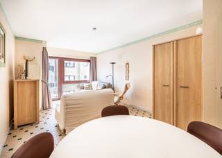 Gezellig appartement met 1 slaapkamer en zongerichte leefruimte te koop in Koksijde-Bad.<br /><br />Dit pand is gelegen op de 3de verdieping van de kleinschalige residentie "Lucaya". Het gebouw geniet een zeer goede ligging aangezien de zee en de magnifieke Schipgatduinen zich om de hoek bevinden. Het bruisende centrum met talloze winkels en restaurant zijn gelegen op wandelafstand. Daarnaast heeft de leefruimte een zonnige oriëntatie waardoor het er zeer aangenaam vertoeven is.<br /><br />Het appartement werd als volgt ingedeeld: Inkomhal met vestiairekast | zonnige leefruimte | halfopen keuken | volwaardige slaapkamer met dubbel stapelbed en ingemaakte kasten | badkamer met douche, lavabo in meubel en toilet.<br /><br />Alle ramen in het leefruimte werden vernieuwd naar hoogrendementsglas met PVC raamprofielen. <br /><br />Bent u op zoek naar een tweede verblijf vlakbij zee of naar een investeringsmogelijkheid om te verhuren? Aarzel dan niet en kom snel langs voor een bezoek!