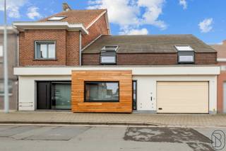 GOEDGELEGEN handelspand met woonst en atelier gelegen nabij centrum Desselgem. INDELING: Winkelruimte met aansluitend het atelier. Deze ruimte...