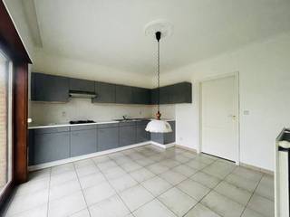 Ruime woning met veel lichtinval .Op het gelijkvloers bevinden zich de lichtrijke leefruimte, ruime keuken, garage met elektrische poort, tuin met...