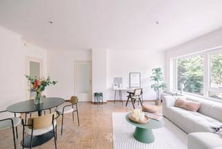 <p><span>SINT-AMANDSBERG - Stijlvol twee slaapkamer-appartement met authentieke elementen</span></p><p><span> </span></p><p><span>Dit lichtrijke twee slaapkamer-appartement bevindt zich op de eerste verdieping van een kleinschalige residentie met slechts 6 wooneenheden. Gelegen in de gegeerde Sint-Dorotheastraat te Sint-Amandsberg, werd deze unieke opportuniteit recent opgefrist en voorzien van nieuwe ramen, wat resulteert in een zeer voordelige EPC-score. Verder geniet het appartement van authentieke parketvloeren en een sierhaard in de leefruimte wat zorgt voor een warme en karaktervolle uitstraling.</span></p><p><span> </span></p><p><span> </span></p><p><span>De belangrijkste troeven in een notendop: </span></p><ul><li><span>Groene en residentiële omgeving te Sint-Amandsberg</span></li><li><span>Lift aanwezig</span></li><li><span>Twee zeer ruime slaapkamers</span></li><li><span>Extra kamer, ideaal als bureau, dressing of berging</span></li><li><span>Aangename lichtinval</span></li><li><span>Bijhorende garagebox</span></li><li><span>EPC Label B, conforme elektriciteit en asbestveilig</span></li><li><span>Lage gemeenschappelijke kosten</span></li></ul><p><span> </span></p><p><span> </span></p><p><span>Indeling:</span><span> Inkomhal met ingebouwde vestiaire; lichtrijke leefruimte met gezellige zithoek; keuken met renovatiepotentieel en voorzien van aansluitingen en een kleine technische berging. Verder treffen we twee volwaardige slaapkamers; een derde kamer die ingericht kan worden als bureau, dressing of extra berging; en de badkamer met ligbad, toilet en een lavabomeubel. Extra troef: garagebox aan de achterzijde van het gebouw.</span></p><p><span> </span></p><p><span> </span></p><p><span>Belangrijk: </span></p><p><span>Richtprijs appartement: 319.000 EUR</span></p><p><span>Richtprijs garagebox (verplicht): 25.000 EUR </span></p><p><span>EPC: 144 kWH/m² jaar (UC:20260629-000385509-RES-1)</span></p><p><span>Geen renovatieverplichting</span></p><p><span> </span></p><p><span>Benieuwd? Contacteer Axel Lenaerts makelaars voor meer info of een bezoek via <span>Laurens@axellenaerts.be</span></span><span> of 09 245 24 24</span></p><p><span> </span></p>