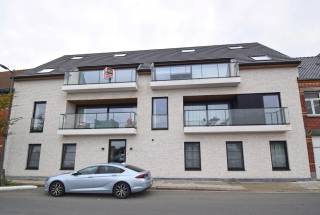 Zeer recent en instapklaar duplexappartement met twee ruime, zonnige terrassen, zowel vooraan als achteraan. Het appartement is gelegen op de tweede verdieping en biedt een comfortabele en lichtrijke woonomgeving.<br /><br />De leefruimte sluit aan op de volledig ingerichte open keuken, voorzien van alle nodige toestellen. Verder beschikt het appartement over twee ruime slaapkamers, een badkamer met douche en lavabo en een praktische berging.<br /><br />Op de bovenverdieping bevindt zich een lichtrijke mezzanine die perfect kan dienen als bureau of werkruimte. Daarnaast is er een ruime derde slaapkamer met ingemaakte kasten en een extra badkamer, uitgerust met douche, lavabo en toilet.<br /><br />Syndickosten: € 45,00/ maand<br /><br />Beschikbaar vanaf: 01/11/2026