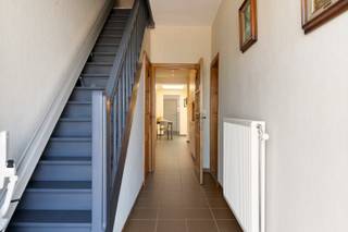 Ruime en instapklare woning met 4 slaapkamers, garage en ontwikkelingsmogelijkheden op gunstige locatie in Reet.Op een uitermate gunstige en centraal gelegen locatie in Reet bevindt zich deze bijzonder ruime, goed onderhouden en instapklare woning. De woning combineert een aangename leefruimte met een praktische indeling, vier ruime slaapkamers, een verzorgde buitenruimte en een aantal interessante extra troeven.Dankzij de ligging net buiten het centrum van Reet en de nabijheid van de belangrijkste verbindingswegen, waaronder de E19 en A12, geniet u hier van een uitstekende bereikbaarheid richting Antwerpen, Brussel en de omliggende gemeenten. Ook winkels, openbaar vervoer, scholen en diverse voorzieningen bevinden zich in de nabije omgeving.Een woning met ruimte en comfortU betreedt de woning via een centrale inkomhal die toegang biedt tot de verschillende leefruimtes. De lichtrijke leefruimte biedt voldoende plaats voor zowel een gezellige zithoek als een volwaardige eetkamer en vormt een aangename centrale plek in de woning.Aansluitend bevindt zich de volledig uitgeruste keuken, die in verbinding staat met een aparte, 2de eetplaats. Vanuit hier loopt u door naar een bijzonder praktische en ruime wasplaats, voorzien van voldoende opbergkasten. Daarnaast beschikt deze ruimte over een aparte doucheruimte en toilet. Een bijzonder handige extra, bijvoorbeeld wanneer u na het werken in de tuin of na een activiteit buitenshuis snel even wilt douchen.Vanuit de leefruimtes heeft u toegang tot de veranda, een aangename extra leefruimte waarvan u het hele jaar door kunt genieten. De veranda vormt bovendien een mooie overgang naar het terras en de tuin.Vier ruime slaapkamersOp de eerste verdieping bevinden zich twee slaapkamers en een badkamer met inloopdouche, lavabo en toilet.Ook de tweede verdieping biedt heel wat ruimte en beschikt over nog eens twee ruime slaapkamers. Hierdoor is de woning bijzonder geschikt voor gezinnen, maar biedt ze ook mogelijkheden voor wie nood heeft aan een bureau, hobbyruimte of extra kamers.Buitenruimte en garageDe woning beschikt over een ruime oprit, wat zorgt voor extra parkeergelegenheid.Een bijkomende troef is de garage in de achterliggende tuin, die rechtstreeks bereikbaar is via de straat aan de achterzijde. Deze praktische ontsluiting biedt niet alleen extra parkeermogelijkheden, maar zorgt eveneens voor bijkomende flexibiliteit in het gebruik van de buitenruimte.Interessant ontwikkelingspotentieelEen bijzonder interessante extra troef is het perceel waarop de garage momenteel gelegen is. Mits een eventuele verkaveling en na het bekomen van alle vereiste goedkeuringen en vergunningen van de bevoegde instanties en de gemeente, zou er mogelijk een opportuniteit kunnen bestaan om dit gedeelte als bouwgrond te ontwikkelen.Dit potentiële ontwikkelingsperspectief kan interessant zijn voor kopers die naast een ruime gezinswoning ook op langere termijn naar bijkomende mogelijkheden kijken.Belangrijk: de eventuele ontwikkelingsmogelijkheden zijn uiteraard onder voorbehoud van de stedenbouwkundige voorschriften, de haalbaarheid van een verkaveling en het verkrijgen van de nodige vergunningen en goedkeuringen. Energiezuinig en instapklaarDe woning is goed onderhouden en instapklaar, zodat u hier zonder renovatiewerken uw nieuwe thuis kunt maken. Bovendien beschikt de woning over zonnepanelen en behaalt ze een EPC-label B, wat een mooie bijkomende troef vormt.Een veelzijdige woning met toekomstmogelijkhedenDeze ruime woning weet een praktische indeling, vier slaapkamers, aangename leefruimtes, een veranda, een ruime oprit, een garage met achterliggende toegang en zonnepanelen op een bijzonder interessante manier te combineren.Daarbovenop biedt het perceel met de garage mogelijk toekomstig ontwikkelingspotentieel, mits de nodige onderzoeken, vergunningen en goedkeuringen.Een woning die niet alleen vandaag veel te bieden heeft, maar ook interessante mogelijkheden voor de toekomst biedt.Bent u op zoek naar een ruime, instapklare gezinswoning op een centrale en uitstekend bereikbare locatie in Reet? Dan is een bezoek aan deze woning zeker de moeite waard.Graag een bezoek inplannen?☎️ 0472 74 03 15✉️ wim@lefevervastgoed.beWeergegeven oppervlakte is overgenomen van het EPC - attest en louter indicatief.