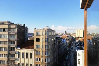 <p>Zeer zonnig hoekappartement van ca 70m² met twee slaapkamers in de moderne en recente residentie "Belgica". Het appartement is gelegen op de hoek van de Belgiëlei en de Isabellalei. Het openbaar vervoer en tal van invalswegen garanderen een vlotte bereikbaarheid.<br /><br />Dit appartement op de zevende verdieping heeft een prachtig panoramisch uitzicht over de Antwerpse binnenstad. Het appartement is ideaal georiënteerd (zuidwest) waardoor er een heel mooie lichtinval ontstaat. De kamerhoge raampartijen zorgen bovendien voor een zee aan licht.<br /><br />Het appartement is voorzien van een inkomhal met gastentoilet en vestiairemogelijkheid. De leefruimte beschikt aansluitend over een open keuken voorzien van kookvuur, microgolf- en oven, vaatwasser en koelkast met vriesvak. Een aparte berging zorgt voor extra opbergruimte.<br /><br />De twee slaapkamers kunnen gebruik maken van de badkamer met lavabo, ligbad/douche. Aansluiting voor wasmachine en droogkast zijn voorzien aan de inkomhal.<br /><br />Doorheen het appartement werd er gekozen voor stijlvolle en onderhoudsvriendelijke antracietgrijze tegelvloeren. Het appartement is netjes afgewerkt en volledig instapklaar!<br /><br />Een ruime kelderberging op niveau -1 is reeds begrepen in de huurprijs. Gemeenschappelijke fietsenberging op het gelijkvloers. <br /><br />Maandelijkse kosten 90 Euro.<br /><br />Beschikbaar vanaf 1 maart 2026.</p>