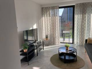Modern Gelijkvloers Appartement met Tuin &amp; Topenergiescore Bent u op zoek naar een instapklaar , comfortabel en toekomstbestendig appartement? Dit hoogwaardig afgewerkte gelijkvloers appartement met één slaapkamer combineert modern wooncomfort met een uitstekende energiezuinigheid (A-label/bijna-energieneutraal) en een heerlijke privétuin. Indeling van het appartement Lichte woonkamer: Ruime, open zithoek met grote raampartijen die zorgen voor maximale natuurlijke lichtinval. Open keuken: Moderne designkeuken voorzien van hoogwaardige, energiezuinige inbouwapparatuur (kookplaat, vaatwasser, micro-oven en koelkast).Tuin &amp; Terras: Via de schuifpui in de woonkamer stapt u direct op het aangelegde terras en de zonnige, onderhoudsvriendelijke privétuin. Rustige slaapkamer:  master bedroom voorzien van dressing
 
Prijs 1100 € + 100 € parking + 100 € gemeenschappelijke kosten totaal 1300 € nutsvoorzieningen apart te betalen. DIRECT BESCHIKBAAR !!!!