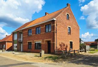 Voor een afspraak bel Kim 0473 72 33 62.<br /><br />EXCLUSIEF !<br />Woning HOB met 2 aparte huisnummers en 2 aparte adressen, namelijk Larenstraat 50 en Hoogveldstraat 1.<br /><br />Deze woning ligt op 3 minuutjes rijden van het centrum van Lummen met zijn dokters, apothekers, supermarkten, horeca, postkantoor, kleuter, -lagere, -en middelbare school, het bussenknooppunt en alles wat het leven gemakkelijk en aangenaam maakt.<br />Verder heb je op wandelafstand de plaatselijke bibliotheek en sportcentrum de "Vijfsprong" waar je kan zwemmen, tennissen, padellen, joggen op de Finse piste, volleybal, basket, judo...<br />Aan de sporthal de "Vijfsprong" kan je gezellig iets drinken in de cafetaria of op terras en de kleintjes kunnen veilig spelen op de speeltuin.<br /> <br />De woning is gelegen in het gehucht "Laren", omgeven door natuurgebied waar je rustig kan wandelen of fietsen.<br />De woning ligt op 2 minuutjes rijden van de op -en afritten E313/E314.<br /><br />Indeling:<br />Gelijkvloers (Hoogveldstraat 1)<br />Hier heb je de ingang langs de achterkant waar je binnenkomt via de inkomhal. Van daaruit kom je in de living met open keuken.<br />Verder heb je op de gelijkvloers de nachthal, 2 slaapkamers, de berging en een badkamer met douche.<br /><br />Verdiep (Larenstraat 50)<br />Via de inkomhal aan de voorkant heb je een trap die je naar de tweede wooneenheid leidt. Daar heb je 2 slaapkamers, de badkamer met ligbad, de leefruimte en een keuken.<br />Op deze verdieping is nog een vaste trap naar de zolder waar je nog een extra kamer kan inrichten.<br /><br />Asbestveilig<br />EPC label D<br />Centrale verwarming op aardgas<br />Ramen hout en dubbel glas<br /><br />Alle documenten zijn te raadplegen op onze website www.immobennysimons.be <br />