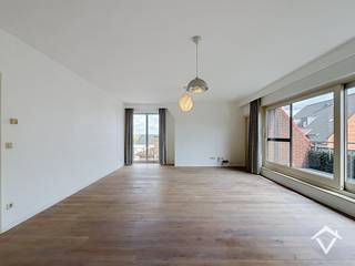 Strategisch gelegen dakappartement in centrum Roeselare. Alles is gelegen in de korte nabijheid van het appartement: scholen, het Geitepark, de winkelstraat, voedingszaken en vele verbindingswegen.<br /><br />Dit zeer ruim en gezellig appartement, gelegen in het centrum van Roeselare op de 3e verdieping. <br /><br />Het appartement omvat: Gemeenschappelijke inkomhal - lift - traphal - inkomhal - aparte berging - afzonderlijk toilet - ruime, lichtrijke woonkamer met parketvloer - gezellig terras - nieuwe ingerichte keuken - (was)berging - 3 slaapkamers waarvan 2 slaapkamers met elk een terras - nieuwe badkamer met badkamermeubel / douche / toilet. <br /><br />Troeven:<br />- Rustige residentie op gunstige ligging<br />- Energiezuinig! EPC-score B<br />- alle waterleidingen werden vernieuwd<br />- Lift aanwezig!<br />- Vrij bij akte (niet verhuurd)<br />- Warmtepompen met airco geïnstalleerd<br /><br />Mogelijkheid tot de aankoop van één afzonderlijke garage (momenteel verhuurd). Vroeger was het nettorendement: 3,12%!!