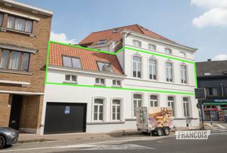 Gelegen in het centrum van Zottegem bevindt zich dit ruime en lichtrijke appartement op de eerste verdieping van een rustig en kleinschalig gebouw. Dankzij de centrale ligging woont u op wandelafstand van het station, winkels, horeca en tal van andere dagelijkse voorzieningen.<br /><br />Bij het binnenkomen wordt u verwelkomd in de hal die doorloopt naar de aangename leefruimte van 32,5 m². De grote raampartijen zorgen voor veel natuurlijk licht en creëren samen met de open keuken een ruim en gezellig woongevoel. De keuken is volledig uitgerust en afgewerkt met kwalitatieve materialen. Vanuit de leefruimte heeft u rechtstreeks toegang tot het zuidgerichte terras, waar u heerlijk van de zon kunt genieten.<br /><br />Het appartement beschikt over twee slaapkamers, waarvan één volwaardige slaapkamer van 8,3 m² en een tweede, compactere kamer van 6,5 m². Deze ruimte kan perfect gebruikt worden als kinderkamer, bureau, dressing of hobbyruimte. Verder beschikt het appartement over een moderne badkamer met inloopdouche en een praktische berging met aansluiting voor de wasmachine.<br /><br />Ook aan extra opbergruimte werd gedacht. Zo beschikt u over een private berging op het gelijkvloers en een privatieve kelderberging. Het gebouw beschikt over een verzorgde gemeenschappelijke inkomhal. Voor een aangenaam binnenklimaat wordt het appartement zowel verwarmd als gekoeld via convectoren.<br /><br />De combinatie van de ruime leefruimte, het zonnige terras en de centrale ligging maakt dit een aangename woonst voor wie comfortabel wil wonen in hartje Zottegem.<br /><br />Het appartement is beschikbaar vanaf 01/10/2026. Heeft u interesse? Dien dan eenvoudig uw bezoekaanvraag in via de website van Immo Francois. Wij nemen graag contact met u op om een bezoekmoment in te plannen.<br /><br />