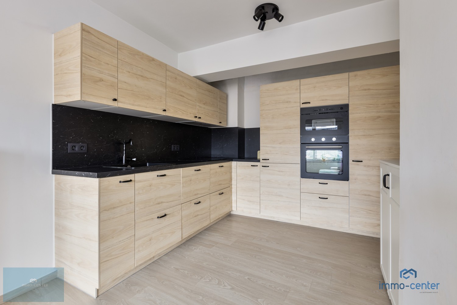 Instapklaar 2-slaapkamer appartement met vernieuwde keuken en badkamer in het hart van Genk - foto 4