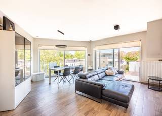 In de standingvolle en jonge (2017) residentie Cauxyde te Koksijde-dorp bieden wij u dit prachtige hoekappartement met talloze troeven aan. Dit unieke pand geniet een uiterst centrale ligging: de supermarkten en het zwembad van Koksijde bevinden zich vlakbij. Het natuurreservaat de Hoge Blekker bevindt zich op wandelafstand. <br /><br />Het instapklare appartement werd als volgt ingedeeld: Inkomhal met ingemaakte vestiairekast | badkamer met grote inloopdouche en dubbele lavabo in meubel | open en volledig uitgeruste keuken | lichtrijke leefruimte met toegang tot hoekterras | Eerste volwaardige slaapkamer | tweede volwaardige slaapkamer met ingemaakte kasten | afzonderlijk toilet | berging met voorziening voor wasmachine.<br /><br />Er is een gemeenschappelijke fietsenberging aanwezig in het gebouw. Daarnaast kan u een vlot toegankelijke en GROTE garage (elektriciteit aanwezig en automatische poort) aankopen met toegang voor minstens 2 auto's. Er is ook de mogelijkheid om een buitenparking aan te kopen aan de achterkant van de residentie.<br /><br />Wonen te Koksijde-Dorp in stijl? Contacteer ons vandaag nog voor deze buitenkans!