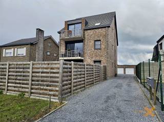 Ruim, duplexappartement met garage en autostaanplaats. Dit appartement in kleine residentie (3 appartementen) bestaat uit: inkomhal, ruime woonkamer/salon, open keuken, keukenberging, terras voorzijde, 2 slaapkamers, bureauruimte, dressing, 2 badkamers, 2 toiletten. Wasplaats/berging gelijkvloers. Garagebox en staanplaats achteraan inbegrepen. Cv op aardgas, dubbele beglazing. Geen maandelijkse gemeenschappelijke kosten! Beschikbaar vanaf 1 juni 2026. ABSOLUUT TOPAPPARTEMENT!! Bezoek enkel op afspraak met Immo-X via e-mail.