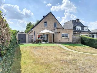 Energiezuinige gezinswoning met zonnepanelen en uitzicht op de velden in Bergvijver.Deze instapklare woning uit 2004, gelegen op een perceel van...