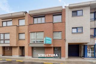Bent u op zoek naar een ruime, perfect onderhouden woning waar comfort, energiezuinigheid en hoogwaardige afwerking hand in hand gaan? Dan zal deze prachtige gezinswoning in Wemmel u meteen weten te bekoren. Met een bewoonbare oppervlakte van maar liefst ca. 244 m² biedt deze instapklare woning alle ruimte voor een gezin, gecombineerd met een stijlvolle inrichting en duurzame technieken. De lichtrijke leefruimte met design ingemaakte kasten, de moderne keuken, vier slaapkamers en de onderhoudsvriendelijke westgerichte tuin maken van deze woning een unieke opportuniteit. Bovendien geniet u van een EPC-label A, zonnepanelen en rolluiken in de slaapkamers. Indeling- Bij het betreden van de woning komt u terecht in een ruime inkomhal met gastentoilet. Op het gelijkvloers bevinden zich verder een praktische berging, wasplaats en een ruime garage met plaats voor 2 wagens. Vanuit de wasplaats heeft u toegang tot de onderhoudsvriendelijke tuin.- De eerste verdieping vormt het hart van de woning met een indrukwekkende leefruimte voorzien van maatwerk en design ingemaakte kasten. Aansluitend bevindt zich de ruime eetplaats met directe toegang tot het overdekte terras en de westelijk georiënteerde tuin. De volledig uitgeruste open keuken met centraal eiland sluit naadloos aan op de leefruimte. Verder beschikt deze verdieping over een open bureau, ideaal voor thuiswerk.- Op de tweede verdieping bevinden zich vier slaapkamers van respectievelijk ca. 16,5 m², 12,5 m², 10 m² en 8,5 m², evenals een ruime badkamer en afzonderlijk toilet.Karakteristieken- EPC-label A – uiterst energiezuinig- Zonnepanelen aanwezig- Volledig instapklaar- Hoogwaardige en stijlvolle afwerking- Prachtige parketvloeren- Rolluiken in de slaapkamers- West georiënteerde tuin met weinig onderhoud- Vrij bij akte- Bestuursmaatregelen in het maatregelenregister: neeDeze uitzonderlijk verzorgde woning combineert ruimte, luxe en energiezuinig wonen op een uitstekende manier. Dankzij de hoogwaardige afwerking, de royale leefruimtes en de gunstige westoriëntatie geniet u hier elke dag van optimaal wooncomfort. Een woning die u zonder enige renovatie meteen kan betrekken en die klaar is voor de toekomst. Contacteer Structura vandaag nog voor een bezoek en ontdek zelf alle troeven van deze unieke eigendom via 02 460 80 46 of info@structura.be