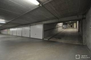 Dans la Gasmeterstraat, vous trouverez ce box de garage fermé et facilement accessible à vendre, situé près de l'Avenue Lippens dans le centre de Knokke.<br /><br />Ce box de garage avec le numéro 64, est situé au niveau souterrain -1.<br />Les dimensions sont les suivantes: longueur = 5,00 mètres et largeur = 2,45 mètres.<br />La hauteur maximale est de 1,90 mètres.<br /><br />Une visite sur place est absolument recommandée et est toujours possible sur rendez-vous!<br />Contactez-nous dès aujourd'hui pour fixer votre rendez-vous au +32 (0)50 66 20 20.