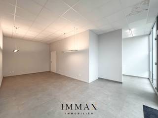 HANDELSPAND/KANTOOR OP TOP LIGGING MET RUIME VERWARMDE KELDERBERGING IN HET CENTRUM VAN OOSTKAMP!<br /><br />Op zoek naar een betaalbare commerciële ruimte in het centrum van Oostkamp met A-locatie op vlak van bereikbaarheid en visibiliteit?<br />Dit handelspand omvat volgende indeling: inkomhal met balie voor 2 personen - 2 kantoorruimtes - toilet - privatieve trap naar ondergrondse verdieping met aansluitend verwarmde kelderberging/opslagruimte. <br /><br />Oppervlakte: 124m²<br /><br />Huurprijs: €1.480/maand<br />Beschikbaarheid: onmiddellijk<br /><br />Voor verdere informatie of vrijblijvend bezoek contacteer Céline op 0476/60 60 23 of mail naar celine@immax.be