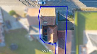 <p><span>Halfopen bebouwing met ruime oprit, garage, carport en 3 volwaardige slaapkamers.</span></p><p><span> </span></p><p><span>STARTPRIJS: Elk bod boven deze startprijs, wordt voorgelegd aan de eigenaars, die al dan niet kunnen in gaan op dit aanbod.</span></p><p><span> </span></p><p><span>Deze halfopen bebouwing is gunstig gelegen, langs een invalsweg, op korte afstand van winkels, scholen en openbaar vervoer.</span></p><p><span> </span></p><p><span>Op het gelijkvloers bevindt zich de leef-en eetkamer met zicht op het gezellig stadskoertje, ideaal om buiten te genieten en bovendien onderhoudsvriendelijk en aansluitend de keuken en de handige berging/wasplaats.</span></p><p><span> </span></p><p><span>Eveneens op het gelijkvloers is er de badkamer met douche en lavabo, apart toilet.</span></p><p><span> </span></p><p><span>Op de eerste verdieping zijn er de 2 ruime slaapkamers en een dressing of bureelruimte.</span></p><p><span> </span></p><p><span>Dankzij de vaste trap naar de zolder is er bovendien nog een zeer ruime slaapkamer beschikbaar met een extra berging.</span></p><p><span> </span></p><p><span>Alle ramen, deuren werden vernieuwd met HR glas in pvc schrijnwerk.</span></p><p><span> </span></p><p><span>Conforme keuring elektriciteit.</span></p><p><span> </span></p><p><span>Deze woning biedt een compact maar functioneel wooncomfort.</span></p><p><span> </span></p><p><span>Voor om een afspraak vast te leggen of meer info te verkrijgen, bel Régine 0493 11 20 50.</span></p><p><span> </span></p><p><span>Sinds kort kunt u ook gebruik maken van onze online schattingstool: https://www.correctvastgoed.be/schatting.</span></p>