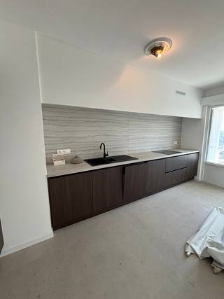 Volledig gerenoveerd appartement met drie slaapkamers gelegen te Mariakerke. Het appartement is afgewerkt met kwaliteitsvolle materialen. Lichtrijke ruime living met open ingerichte keuken voorzien van alle toestellen. De badkamer is met een inloopdouche en badkamermeubel, toilet is apart. Terras achteraan. U bent vlak aan het openbaar vervoer en op wandelafstand van het strand en alle winkels. Het voorschot voor de algemene delen komt op € 60 per maand. Het appartement is onmiddellijk vrij. Vraag gerust een bezoek aan om dit pareltje te bezichtigen