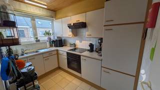 <p><span>2 slaapkamer appartement in residentie 'De Kempen'.</span></p><p><span>Ruime inkom met apart toilet die direct toegang geven tot de slaapkamers en de leefruimte.</span></p><p><span>De leefruimte is groot genoeg voor een salon en een ruime eetplaats.</span></p><p><span>Er is een keuken met veel kastruimte, een extra berging met wasplaats en handige ingebouwde toestellen ( oven, kookplaat, dampkap, dubbele wastafel, koelkast )</span></p><p><span>Er zijn 2 ruime slaapkamers en er is tevens nog een bureau ruimte die eventueel als 3e slaapkamer kan gebruikt worden.</span></p><p><span>De badkamer is voorzien van een douche en een wastafel. </span></p><p><span> </span></p><p><span>Privaat is er een overdekte staanplaats voor de wagen en ook een kelder.</span></p><p><span>Gebouw met lift.</span></p><p><span>Gelegen in het centrum van Herent op wandelafstand van winkels, station, bus en scholen.</span></p><p><span>Beschikbaar vanaf 1 oktober voor lange duur overeenkomst.</span></p><p><span> </span></p><p><span>Gemeenschappelijke kosten: 50 EUR / maand.</span></p><p><span> </span></p><p><span>Interesse? Vraag uw afspraak aan via onze website!</span></p>
