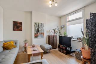 <strong>TE KOOP – Nijlen | Broechemsesteenweg 141</strong><br /><br /><strong>Charmante gezinswoning op een perceel van 426 m².</strong><br /><br />Op zoek naar een ruime woning met veel potentieel op een gunstige ligging?<br />Dan is deze charmante woning in Nijlen beslist een bezoek waard!<br /><br />De woning beschikt op het gelijkvloers over een gezellige woonkamer, een keuken, een eetkamer, een praktische berging, een apart gastentoilet, een badkamer, twee volwaardige slaapkamers en een handige fietsberging.<br />Op de verdieping bevindt zich een zeer ruime slaapkamer en een grote zolder die perfect kan worden ingericht als extra slaapkamer, hobbyruimte of bureau.<br />Buiten geniet u van een aangenaam terras, een mooie tuin en een praktische tuinberging.<br /><br /><strong>Troeven</strong><br />✔ Perceel van 426 m²<br />✔ 3 slaapkamers + mogelijkheid tot een 4de slaapkamer<br />✔ Zonnepanelen voor een lagere energiefactuur<br />✔ Centrale verwarming op aardgas (ketel vernieuwd in 2024)<br />✔ Gezellige tuin met terras en tuinberging<br /><br /><strong>Ontdek deze woning online</strong><br />Bekijk de interactieve grondplannen, foto's en alle informatie op onze website.<br />🌐 www.wijns.be<br /><br /><strong>Interesse?</strong><br />Contacteer ons vrijblijvend voor meer informatie of plan meteen uw bezoek.<br />📞 0473 33 33 33<br />✉️ philip@wijns.be