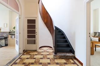 KIJKDAGEN VOLZET<br />Welkom in de Rysheuvelstraat, waar authentieke charme en hedendaags comfort mooi samenkomen. Deze karaktervolle woning werd de afgelopen jaren gerenoveerd, super onderhouden en biedt verrassend veel ruimte én een heerlijke tuin.<br /><br />In de sous-terrain vinden we een inpandige garage, praktische bergruimte met toilet en een extra kamer die perfect dienst kan doen als slaapkamer, hobbyruimte of bureau. Van hieruit stap je rechtstreeks de zonnige tuin in.<br /><br />De gelijkvloers vormt het hart van de woning, met een gezellige zithoek en een ruime leefruimte met open keuken. Het gezellige terrasje maakt de verdieping compleet. De prachtige authentieke elementen geven de woning hier meteen de nodige sfeer en karakter. Via de open trap bereik je de tweede verdieping.<br /><br />Daar bevinden zich twee ruime slaapkamers en de badkamer. De woning combineert zo een aangename leefruimte met voldoende plek om te wonen, werken en ontspannen.<br /><br />Buiten geniet je van een oprit en een volledig afgesloten, zonnige tuin met terras. Een zeldzame troef in Berchem!<br /><br />Een woning met karakter, ruimte en een verrassend veelzijdige indeling. Kom jij hier je nieuwe thuis ontdekken?<br />Vg, Wg, Gmo, Gvkr, Gvv, geen overstromingsgevoelig gebied