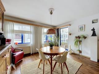 <p><span>Well-maintained duplex apartment in the heart of the city, offering spacious, bright and move-in ready accommodation.</span></p>
<p><span>The apartment features an entrance hall with cloakroom and separate toilet, a cosy living and dining area, a fully equipped kitchen with breakfast area, a sunny terrace with open views, a laundry/storage room, a first bedroom and a fitted bathroom with double washbasin and bathtub with shower option.</span></p>
<p><span>Upstairs are 2 additional bedrooms, an office, a storage room, a separate toilet and a hatch providing access to the storage attic.</span></p>
<p><strong><span>Additional features:</span></strong></p>
<ul>
<li>
<p><span>Energy-efficient</span></p>
</li>
<li>
<p><span>Compliant electrical installation</span></p>
</li>
<li>
<p><span>Spacious and bright apartment</span></p>
</li>
<li>
<p><span>Option to rent a parking space within the residence</span></p>
</li>
<li>
<p><span>Walking distance to schools, shops and public transport</span></p>
</li>
<li>
<p><span>Central location between Mechelen, Antwerp and Brussels</span></p>
</li>
<li>
<p><span>Close to scenic walking and cycling routes</span></p>
</li>
<li>
<p><span>Move-in ready</span></p>
</li>
</ul>
<p><span>This apartment is for sale WITHOUT an estate agent through the Smart Houses concept! For more information or to arrange a viewing, contact the owner directly at +32485318291.</span></p>
