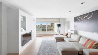 Situé dans un emplacement absolument exceptionnel sur la place Van Bunnen, au début de la Kustlaan, ce vaste penthouse bénéficie d’une largeur de façade remarquable de 15 mètres et d’une généreuse terrasse avant d’environ 60 m². Il offre une vue dégagée sur la mer ainsi qu’une vue sur la place Van Bunnen, le tout à distance de marche des commerces et des restaurants. Composition : hall d’entrée avec vestiaire et toilette invités. Spacieux et lumineux séjour avec salle à manger donnant accès à la terrasse ensoleillée orientée sud-ouest, offrant une superbe vue latérale sur la mer. Cuisine ouverte, entièrement équipée, avec vue mer. Coin TV séparé. L’appartement dispose en outre de trois chambres à coucher de belle taille, dont une avec accès à la terrasse arrière, ainsi que de deux salles de bains. Deux caves privatives, un local à vélos au rez-de-chaussée et des armoires de rangement pratiques sur les terrasses complètent l’ensemble. Possibilité d’acquérir un garage box sous la place Van Bunnen.