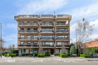 Lichtrijk en ruim appartement gelegen op de vierde verdieping van een verzorgd gebouw met lift. Dankzij de halfopen bebouwing geniet het...